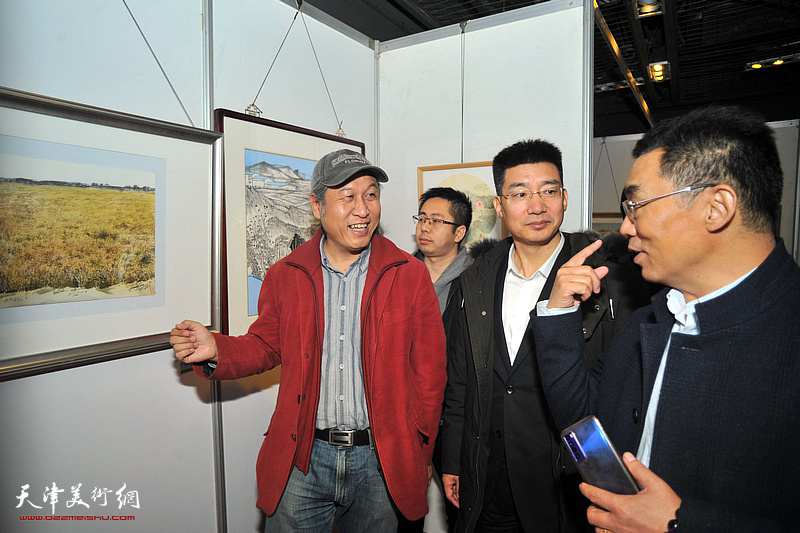 王刚、李良田、叶武、贾挺宇观赏“绿色屏障采风写生作品展”作品。