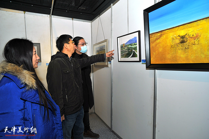 王德才、尤翔、陈俊伊观赏“绿色屏障采风写生作品展”作品。