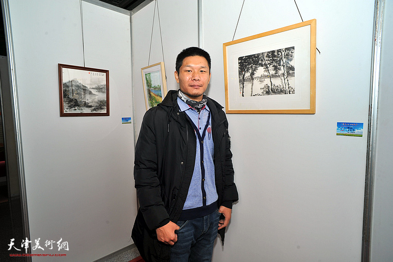 郑伟在“绿色屏障采风写生作品展”现场。