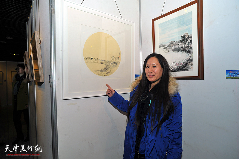 陈俊伊在“绿色屏障采风写生作品展”现场。