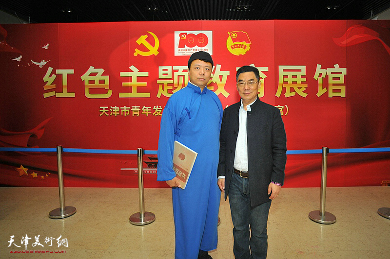 左起：李大光、李良田在天津市自由职业青年交流展示活动现场。