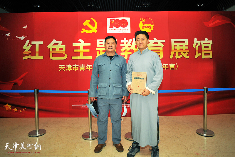 左起：李大光、胡漫染在天津市自由职业青年交流展示活动现场。