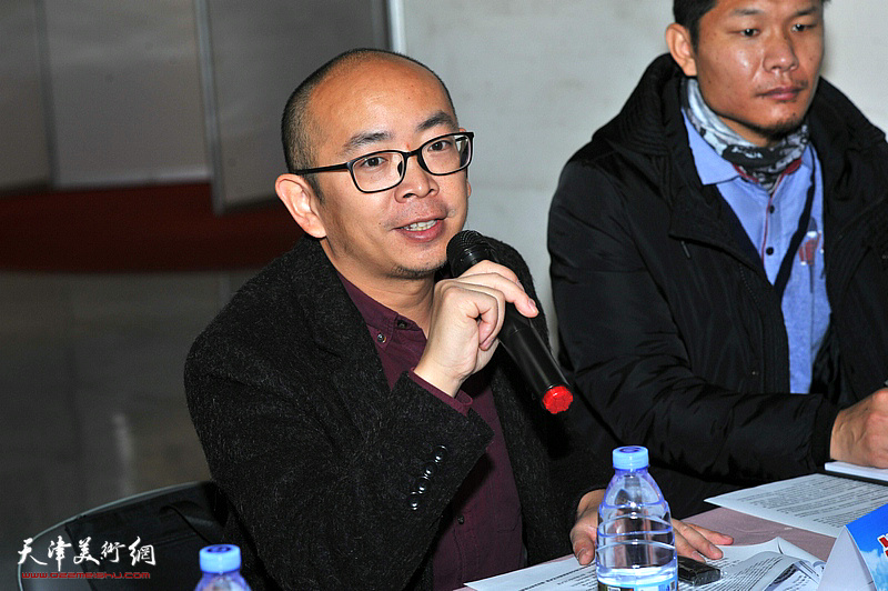 天津市青年美术家协会副主席、天津市十佳青年美术家、城市画派创建人阚传好主持座谈会。