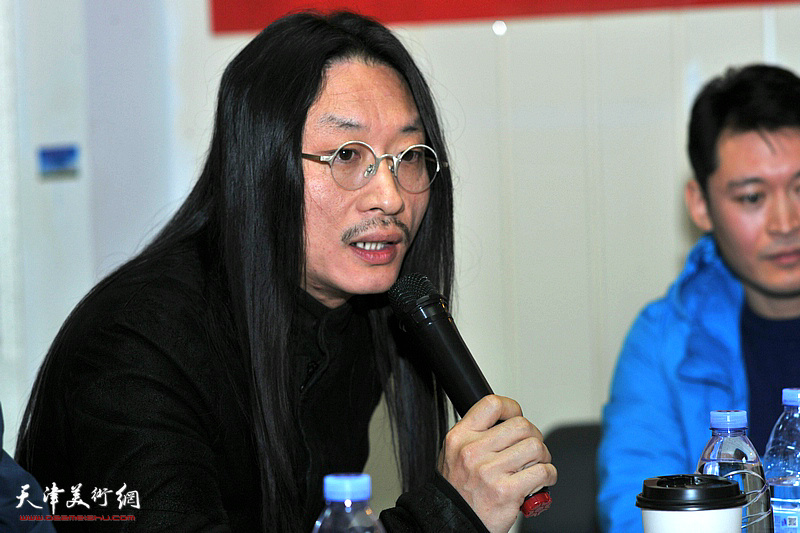 天津市青年美协理事景晓雷发言。