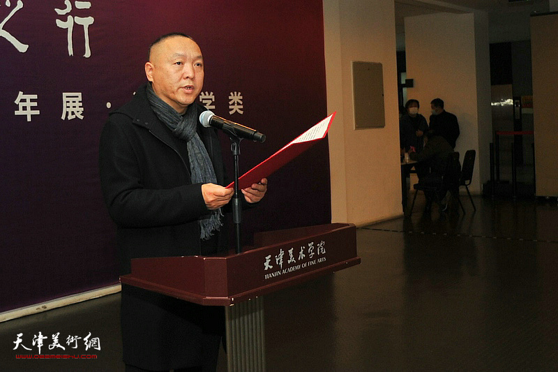 设计学部副主任、视觉设计与手工艺术学院院长薛明教授发言。