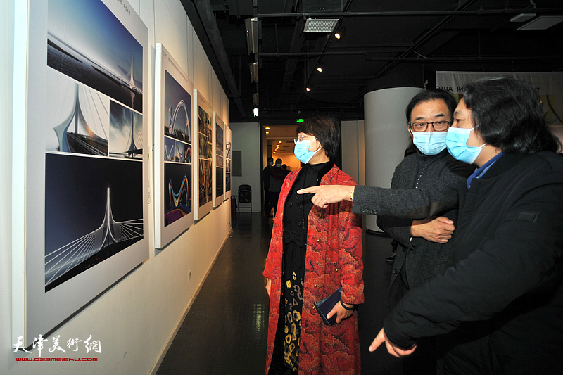 孙杰、贾广健、景玉民观看展出的作品。