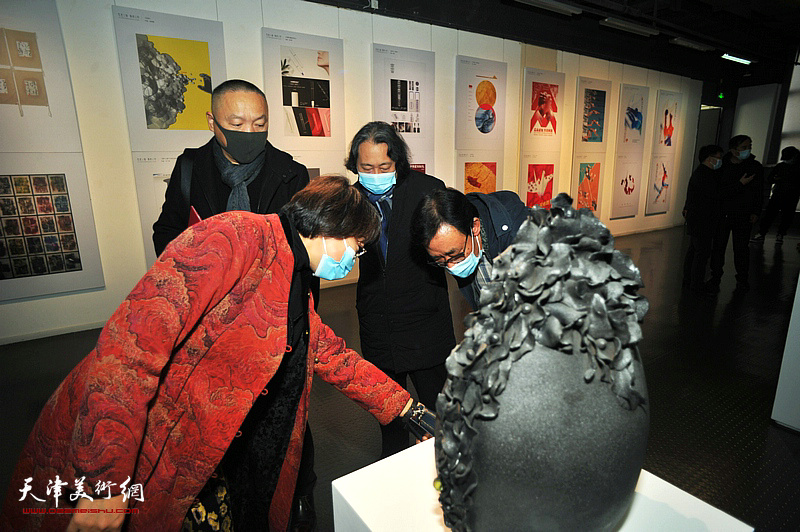孙杰、贾广健、薛明、王立德观看展出的作品。