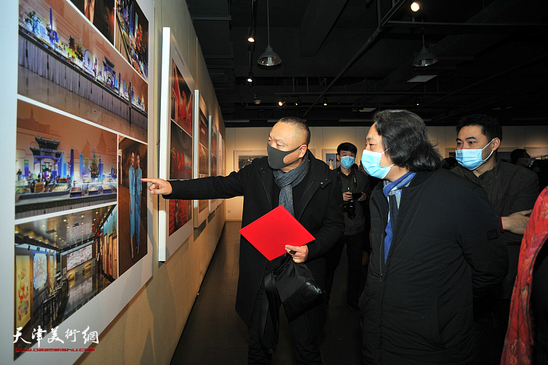 贾广健、薛明、高山观看展出的作品。
