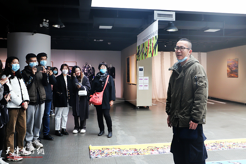 王深老师向学生们介绍展出的作品。