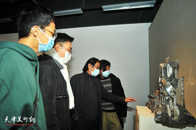 景玉民老师向学生们介绍展出的作品。