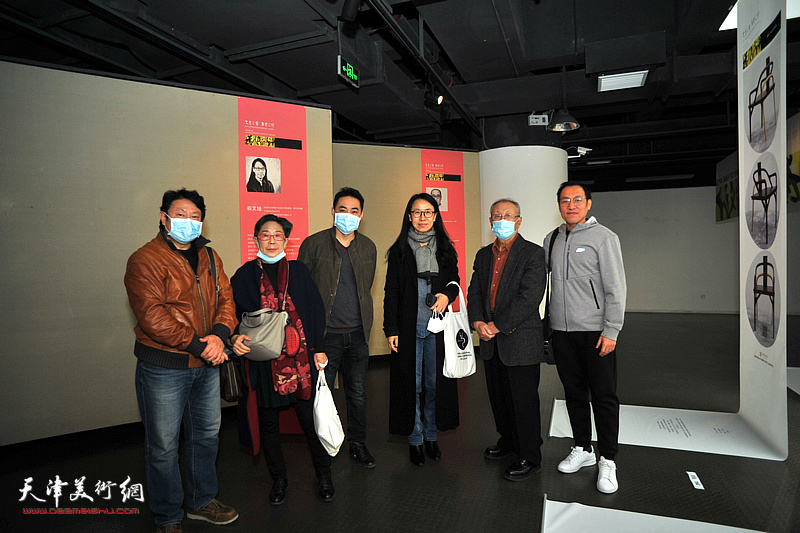 左起：主云龙、王元珍、高山、秦文婕、张京生、常金祥在展览现场。