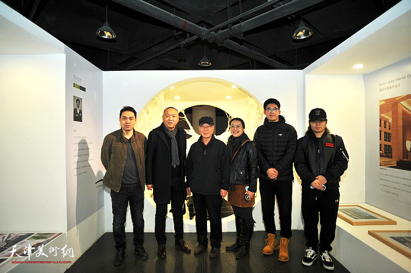 左起：高山、薛明、庞黎明、商毅、张大伟、李东炎在展览现场。