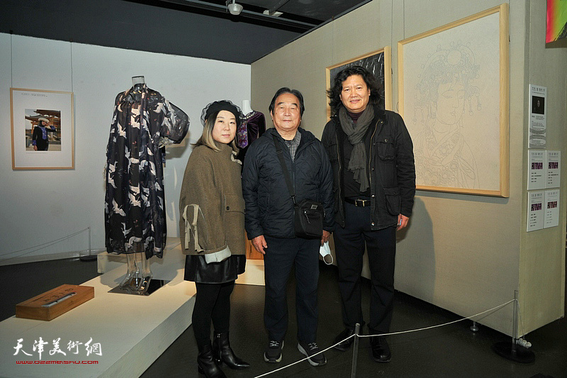 左起：姬静、陈重武、曹敬钢在展览现场。