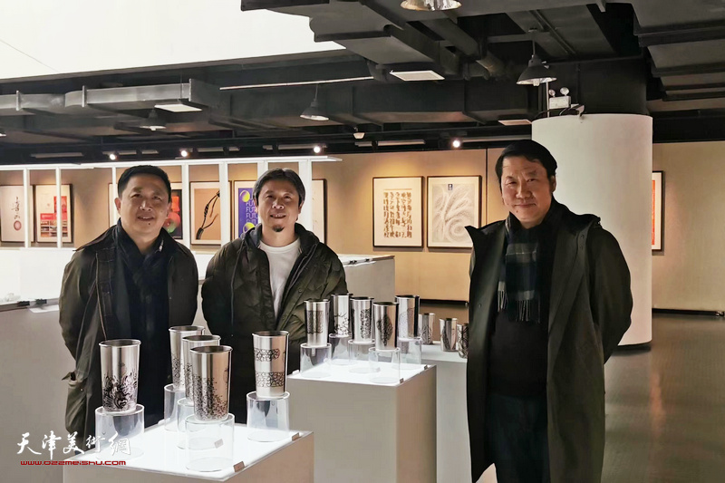 左起：李通、胡璟辉、艾得胜在展览现场。