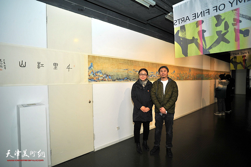 胡璟辉、黄悦欣在展览现场。