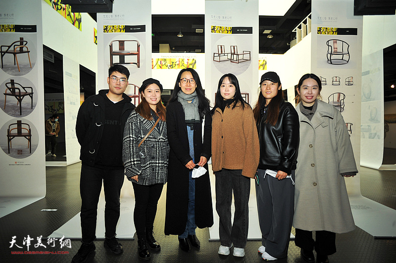 秦文婕和学生们在展览现场。