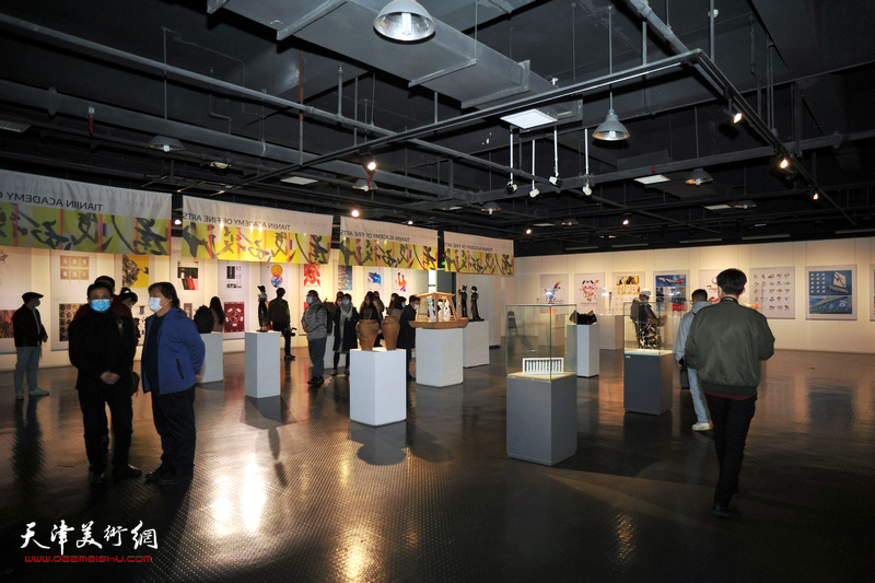 大美之艺·厚德之行——2021天津美术学院设计学类教师作品双年展现场。
