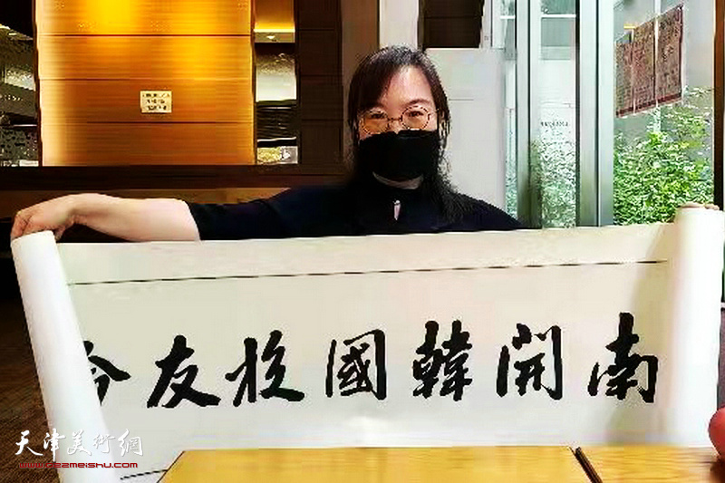 唐曼清为南开大学韩国校友会书写牌匾