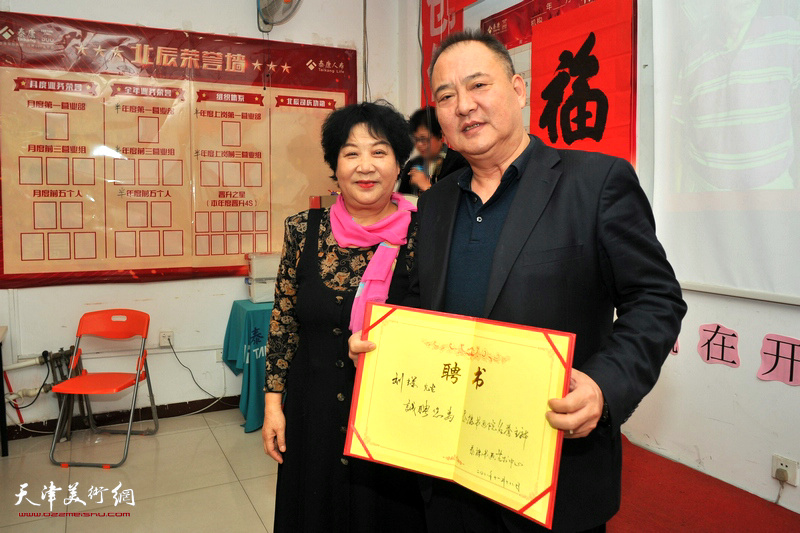 张斌向刘辉颁发聘书。