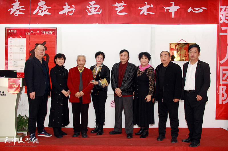 左起：刘辉、张卫星、孙荣刚、朱紫墨、琚俊雄、张斌、李建华、刘洪刚在泰康书画艺术中心成立揭牌仪式现场。