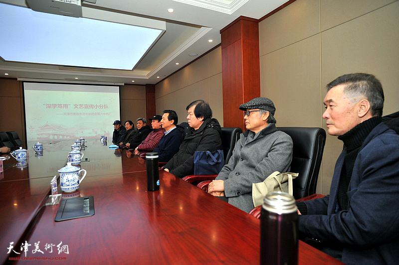 文艺宣传小分队的成员们与第六中药厂职工座谈。