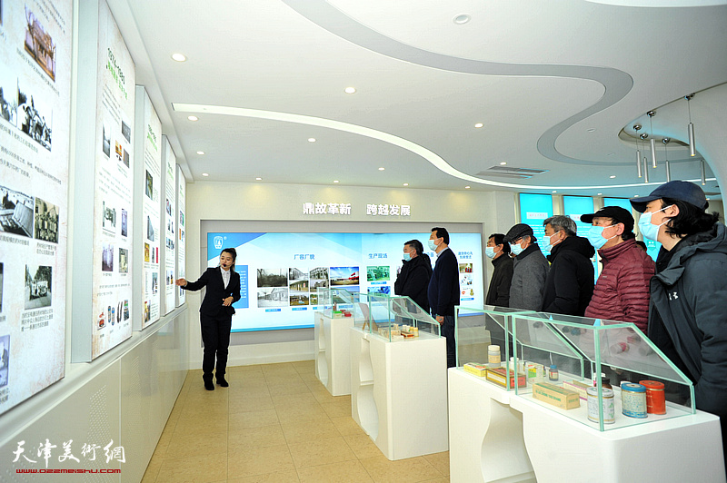 文艺宣传小分队的艺术家们参观第六中药厂企业文化展室。