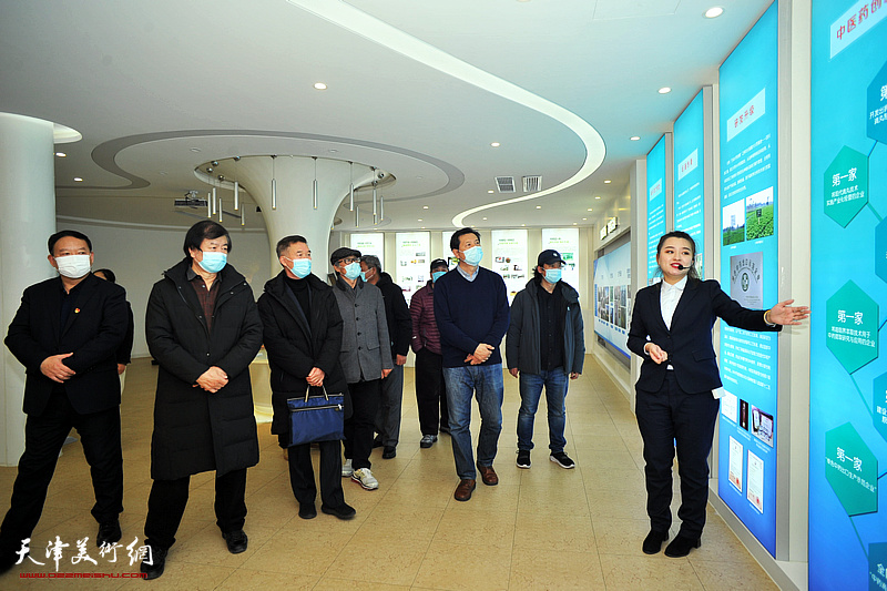 文艺宣传小分队的艺术家们参观第六中药厂企业文化展室。