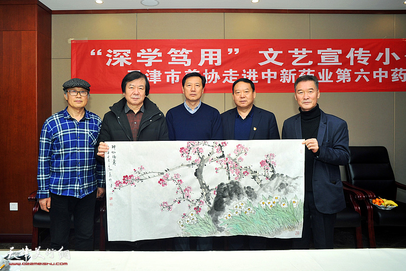 左起：陈福春、史振岭、张福有、王环斌、陈之海在书画交流现场。
