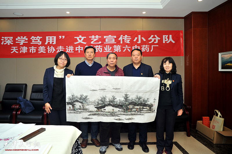 张福有、郭凤祥、王环斌及企业职工在书画交流现场。