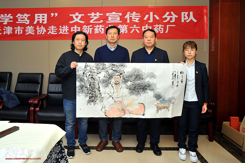 左起：梁健、张福有、王环斌及企业职工在书画交流现场。