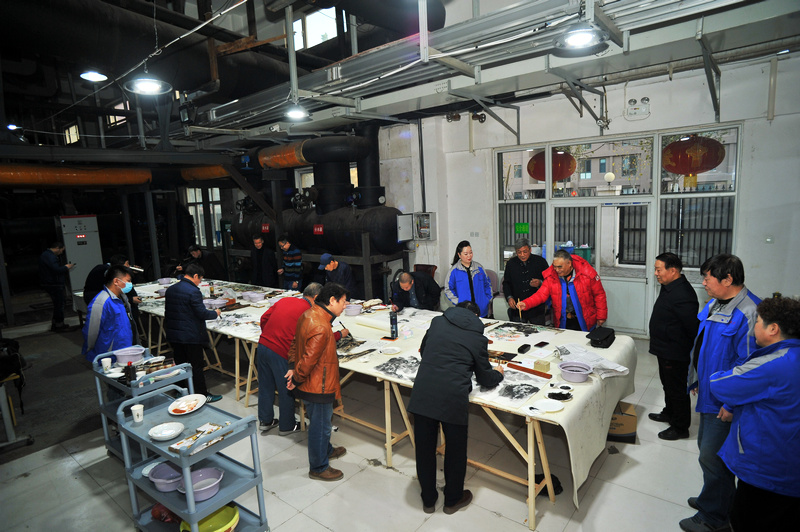 天津市美协艺术家在宏达热力生产一线现场作画。