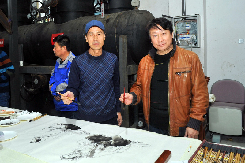 张玉忠、主云龙在宏达热力生产一线现场作画。