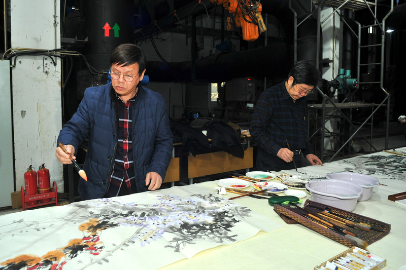 李根友、王惠民在宏达热力生产一线现场作画。