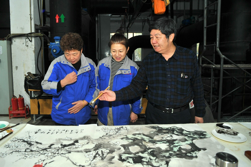 王惠民在宏达热力生产一线现场作画。