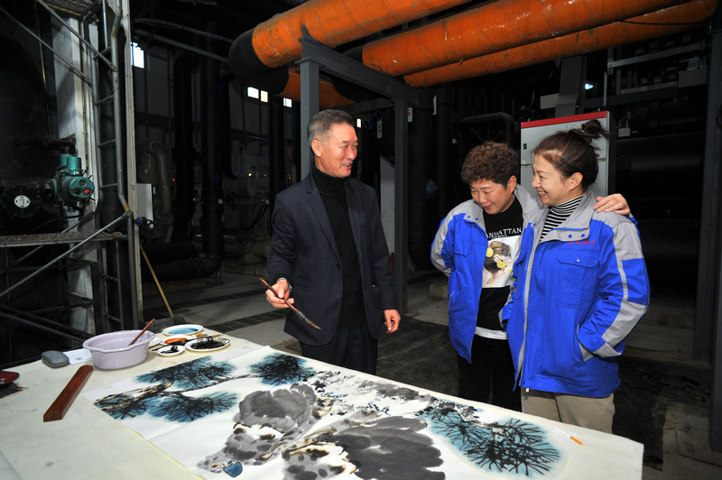 陈之海在宏达热力生产一线现场作画。
