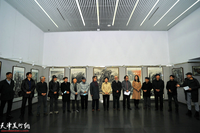 “满壁江山坐卧游——穆怀安中国山水画展”11月26日在天津图书馆展览馆开幕。
