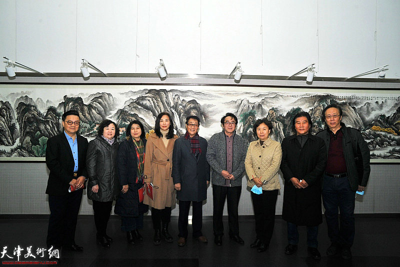 穆怀安与刘凯华、王红梅、黑成义、李文祥、霍洪天等在画展现场。