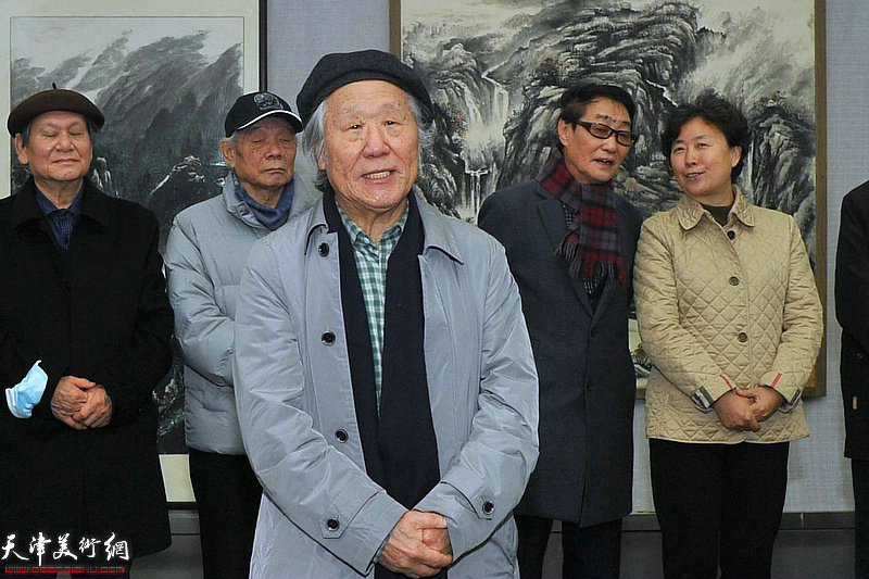 天津美院教授、著名山水画家姬俊尧致辞。
