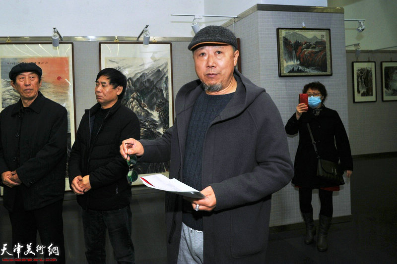 著名影视主持人、姚景卿先生弟子张春林主持穆怀安中国山水画展开幕式。