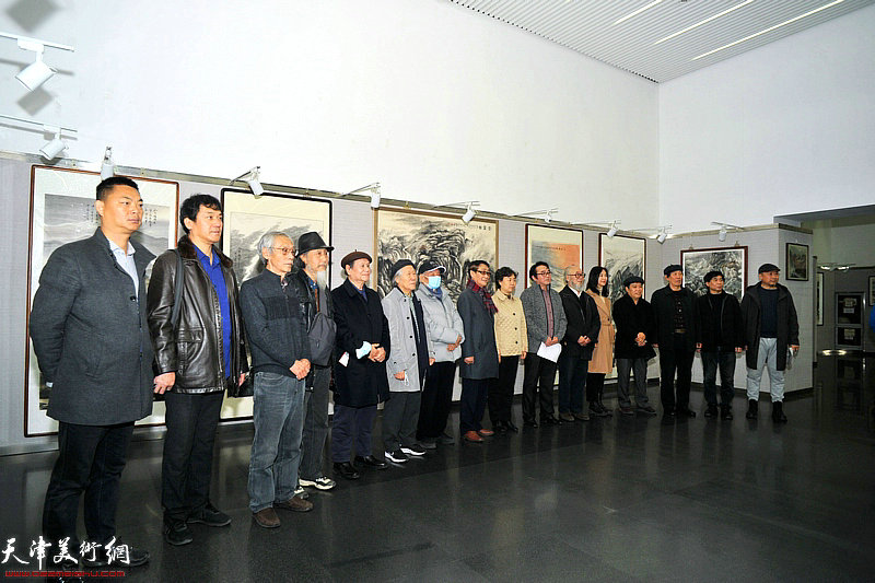 “满壁江山坐卧游——穆怀安中国山水画展”开幕仪式现场。