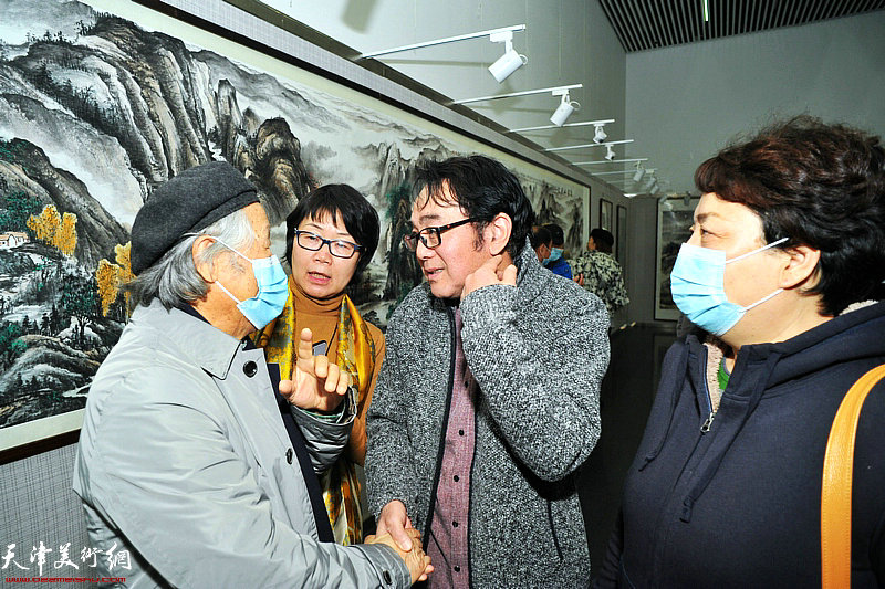 穆怀安与纪振民先生、郑玉红、李琳在画展现场。