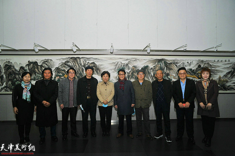左起：张荷芝、高学年、穆怀安、李岳林、刘凯华、黑成义、王宝贵、佟有为、霍洪天、李澜在展览现场。