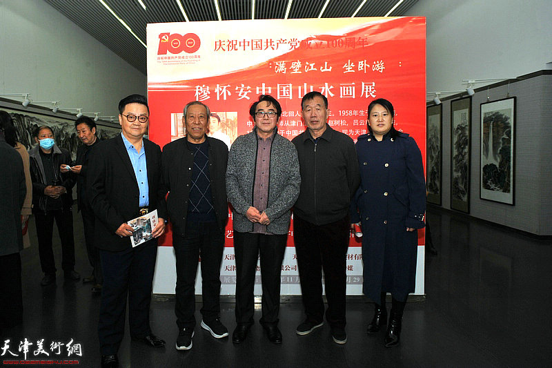 左起：霍洪天、佟有为、穆怀安、赵登记、李娟在展览现场。