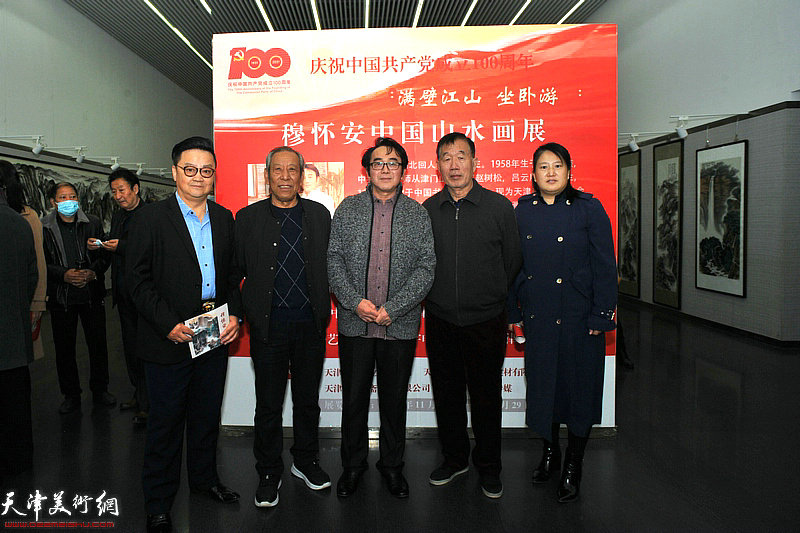 左起：霍洪天、佟有为、穆怀安、赵登记、李娟在展览现场。