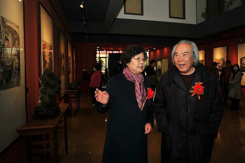 王錞先生夫人张兰英陪同霍春阳观赏展出的王錞先生作品。