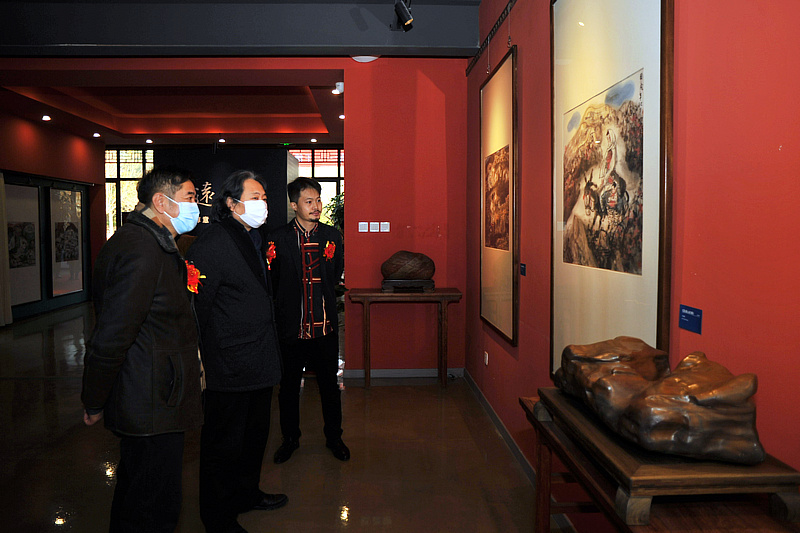 贾广健、王爱宗、张大玮观赏展出的王錞先生作品。