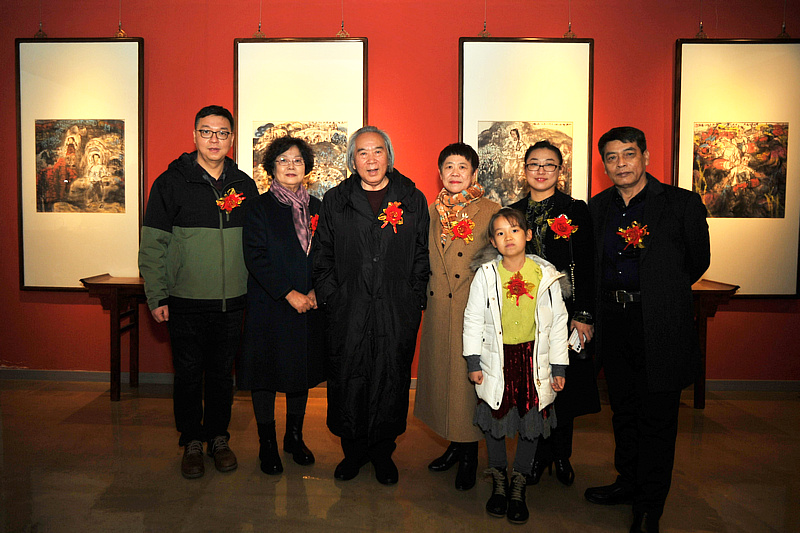 霍春阳先生与王錞一家。左起：王秋堤、张兰英、霍春阳、刘文琴、刘洪蕾、王馨瑶、刘志国在展览现场。