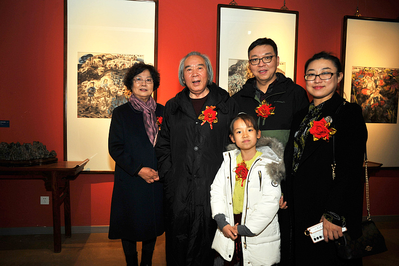 霍春阳先生与王錞一家。左起：张兰英、霍春阳、王馨瑶、王秋堤、刘洪蕾在展览现场。