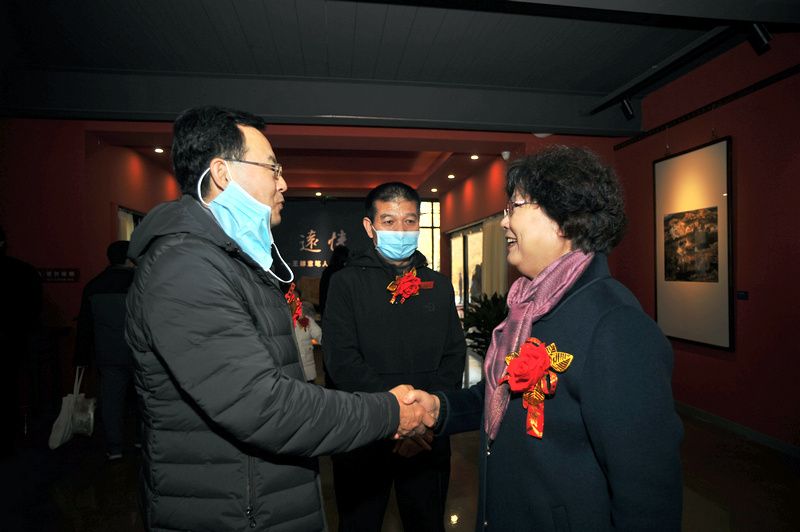 张桂元、范扬与王錞先生夫人张兰英在展览现场交流。