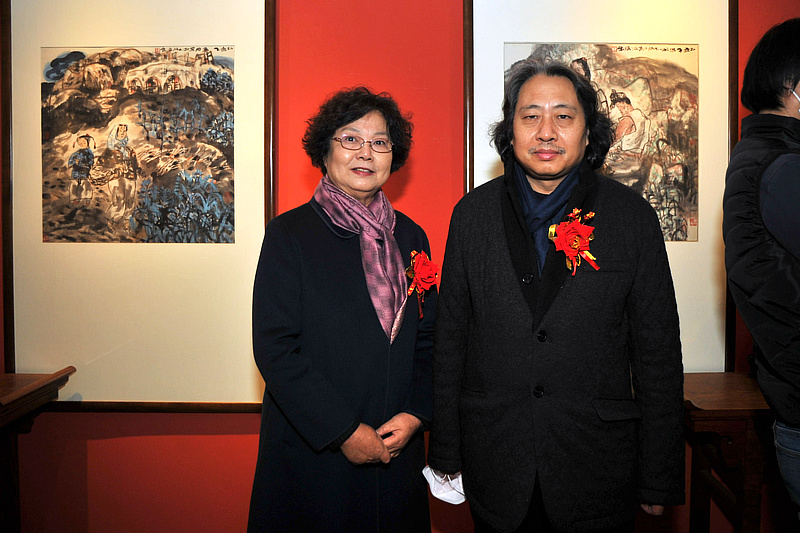 贾广健与王錞先生夫人张兰英在展览现场。